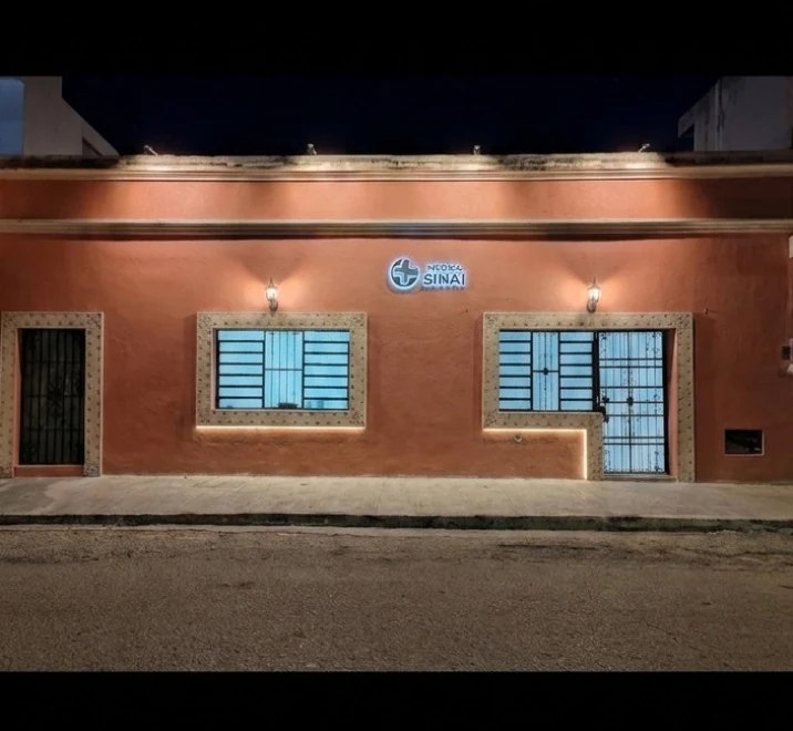 Fachada nocturna de Médica Sinai